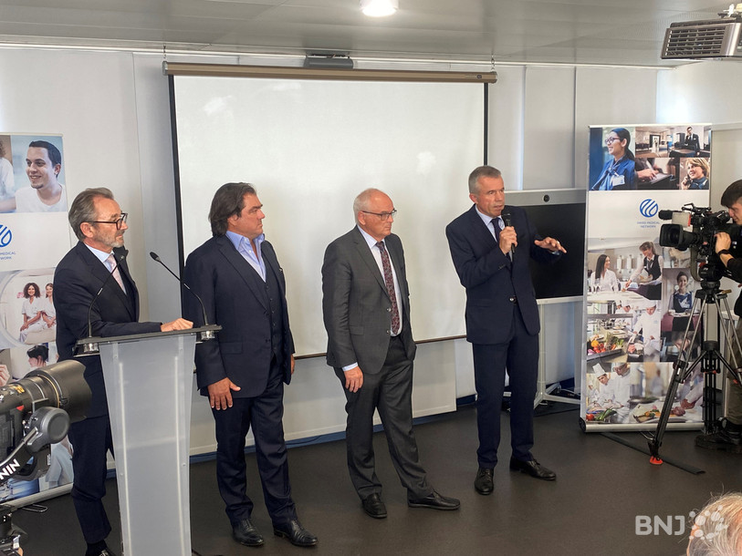 Les partenaires de ce nouveau modèle ont souligné le caractère historique de la démarche vendredi à Moutier. De gauche à droite : Raymond Loretan et Antoine Hubert (Swiss Medical Network), le conseiller d'Etat bernois Pierre Alain Schnegg et Lorenz Hess (Visana).