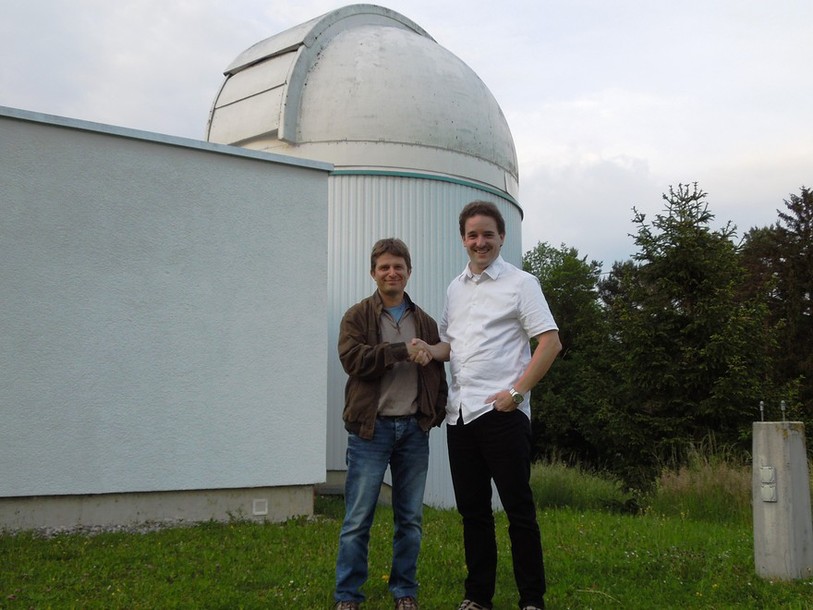 L'ancien président Michel Ory (à gauche) et le nouveau Damien Lachat devant l'Observatoire de Vicques