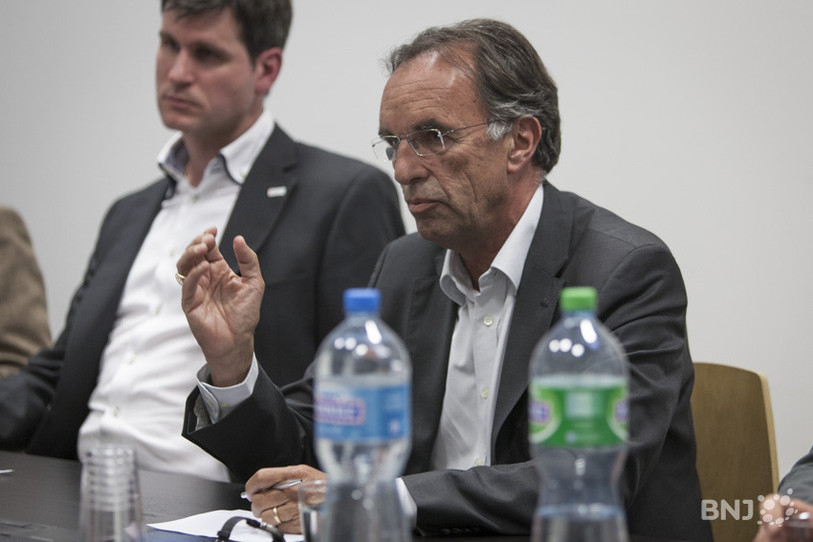Le président de Juvent SA Martin Pfisterer et le directeur de BKW Jura-Jura bernois Daniel Pheulpin ont notamment remis en question le système des subventions aux énergies renouvelables.