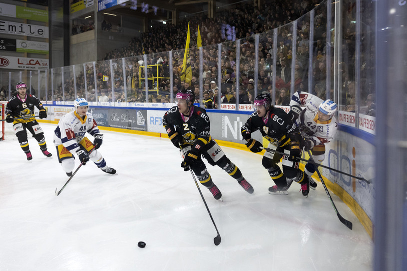 Le HC Ajoie a passé beaucoup de temps à défendre samedi soir face à Zoug (photo : KEYSTONE/Peter Klaunzer).