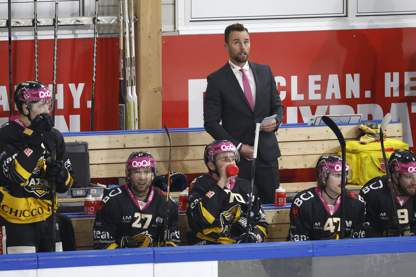 Filip Pesan sera toujours sur le banc du HC Ajoie après la pause internationale de novembre (photo : KEYSTONE/Peter Klaunzer).