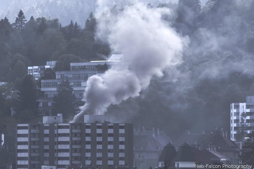 Beaucoup de fumée, vendredi soir, dans le ciel de La Chaux-de-Fonds.