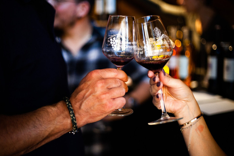 1700 personnes ont trinqué ce week-end à La Chaux-de-Fonds lors de la 3e édition du salon des vins de l’association Lâche-moi la grappe. (Photo : Lâche-moi la grappe)