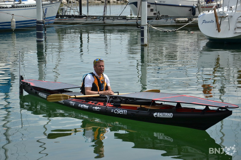 Raphaël Domjan sur son kayak solaire au port de Saint-Aubin au mois de juin.