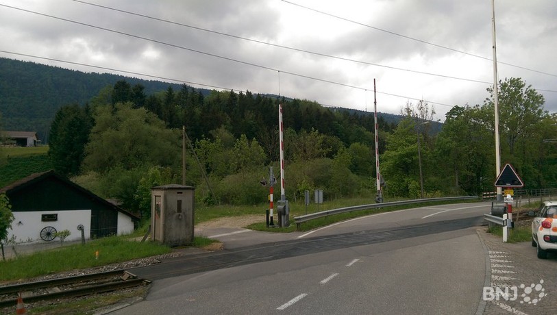 Le passage à niveau de Cormoret est jugé peu sûr par Manfred Bühler