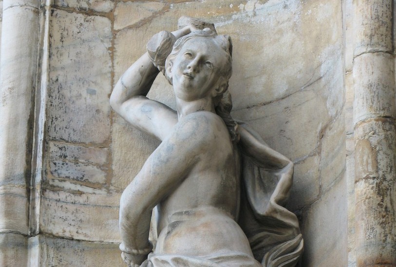Statue d'une femme se pavanant