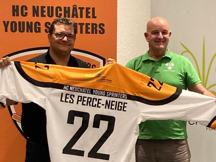 Le président du HC Neuchâtel Young Sprinters Ismaël Gensollen (à gauche) et Terence Wilsher, chef de projet à la Fondation des Perce-Neige, ont présenté dimanche le nouveau maillot du club. (Photo: Neuchâtel Young Sprinters)