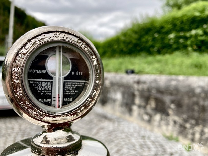 Thermomètre sur la calandre