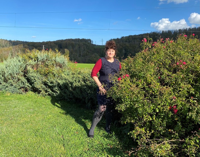 Denise Mettey-Etienne pose dans son jardin de Courtemaîche aux côtés de fleurs qu'elle apprécie particulièrement.