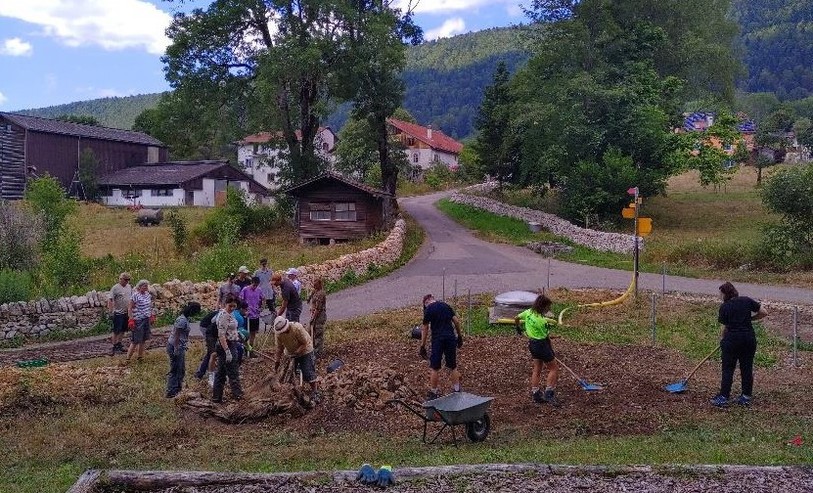 Au Pâquier, une équipe de bénévoles ramasse les pierres pour constituer un murgier au profit de bon nombre d’espèces animales. (Photo : Parc Chasseral)