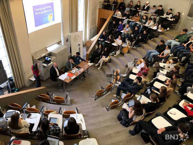 De nombreux étudiants du Lycée Jean-Piaget ont eu l'occasion de s'exprimer au sujet de l'environnement mardi matin.