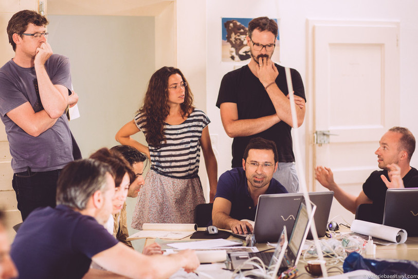 Les architectes invités en train de réfléchir à leurs projets de cabanes