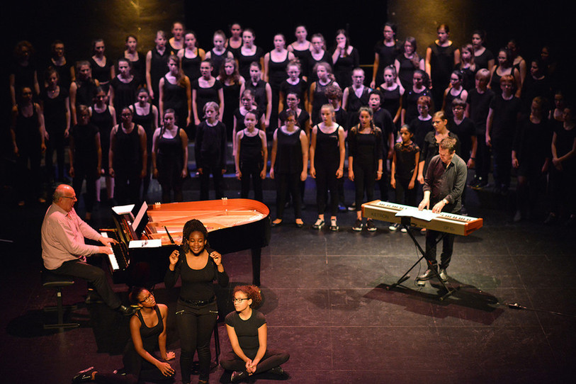 Les élèves - 32 acteurs et 72 choristes - ont entre 12 et 16 ans.
