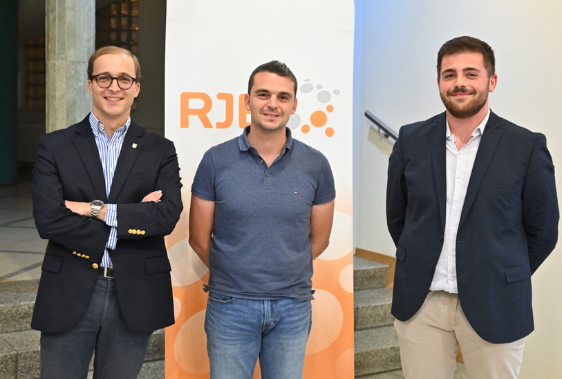   Les trois candidats à la mairie de St-Imier ont débattu ce mercredi en vue de la prochaine législature. De gauche à droite : Corentin Jeanneret (PLR), Marco Pais Pereira (ARC) et Quentin Colombo (PS). (Photo : Georges Henz).