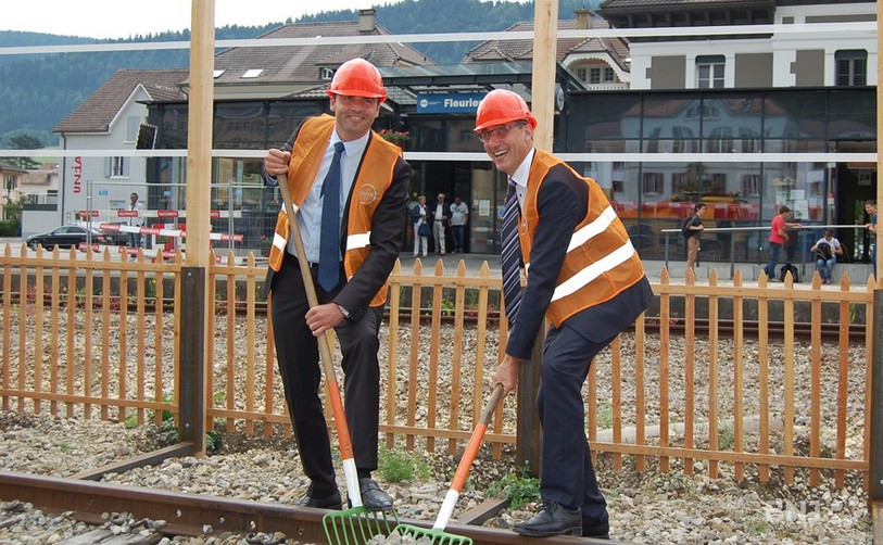 Le conseiller d'Etat Laurent Favre et le directeur général de transN Pascal Vuilleumier lancent symboliquement la phase de construction du chantier de la gare de Fleurier.