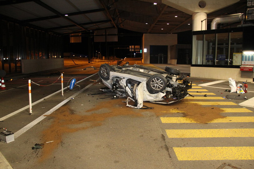 Un accident grave et spectaculaire à la douane de Boncourt