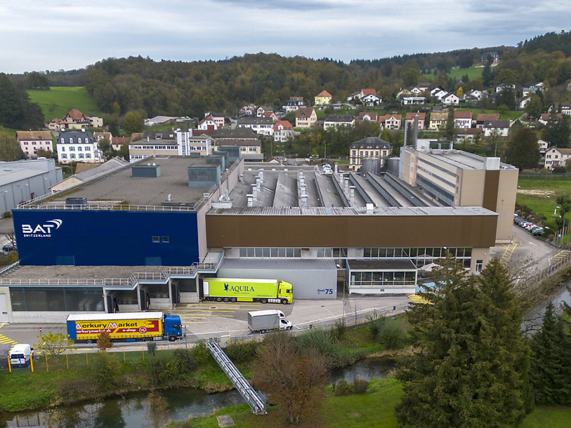 C'est à la quasi-unanimité que le personnel de l'usine BAT de Boncourt (JU) a mandaté les syndicats Unia et Syna pour les représenter lors de la procédure de consultation. (Photo : KEYSTONE / Georgios Kefalas).