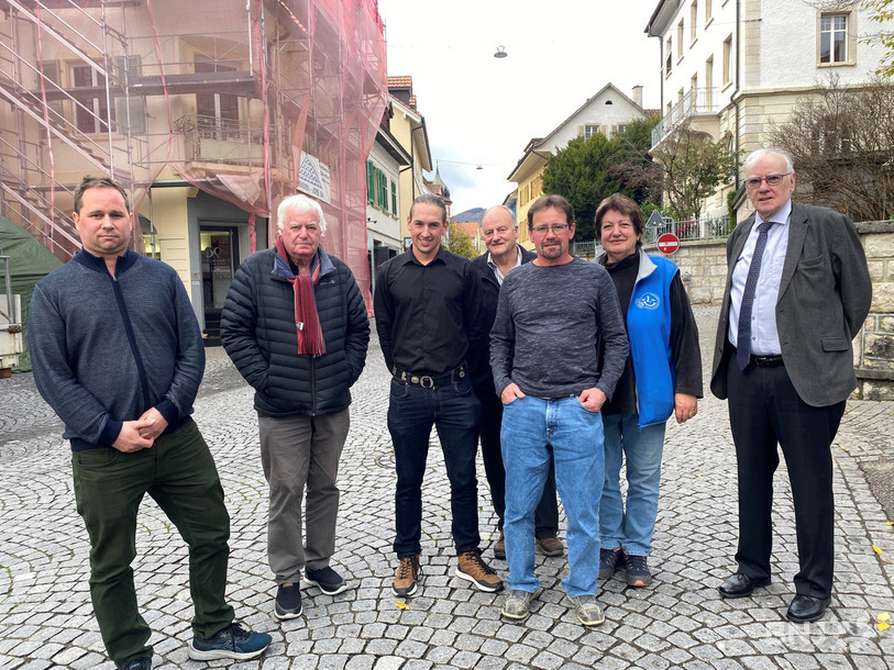 Le mouvement Moutier à venir (MAV) s'est présenté vendredi à la presse avec les candidats de la liste UDC au Conseil municipal. Certains figurent sur les deux listes. De gauche à droite : Benoit Marchand (MAV), Francis Pellaton (MAV), Stéphane Girardin (MAV et UDC), Marc Tobler (UDC), Francis Carnal (MAV), Suzanne Kohler (UDC) et Jean-Guy Berberat (MAV). 