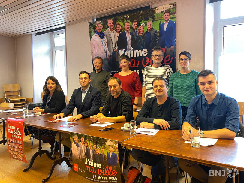 Plusieurs candidats au législatif et à l'exécutif sont venus présenter les arguments du PSA vendredi à Moutier. De gauche à droite, assis : Pauline Weiss, Valentin Zuber, Pierre Sauvain, Karim Bortolussi, Matthieu Houmard. Debout : Pierre Coullery, Barbara Denime, Christophe Winistoerfer et Laure Hagmann Bortolussi. 