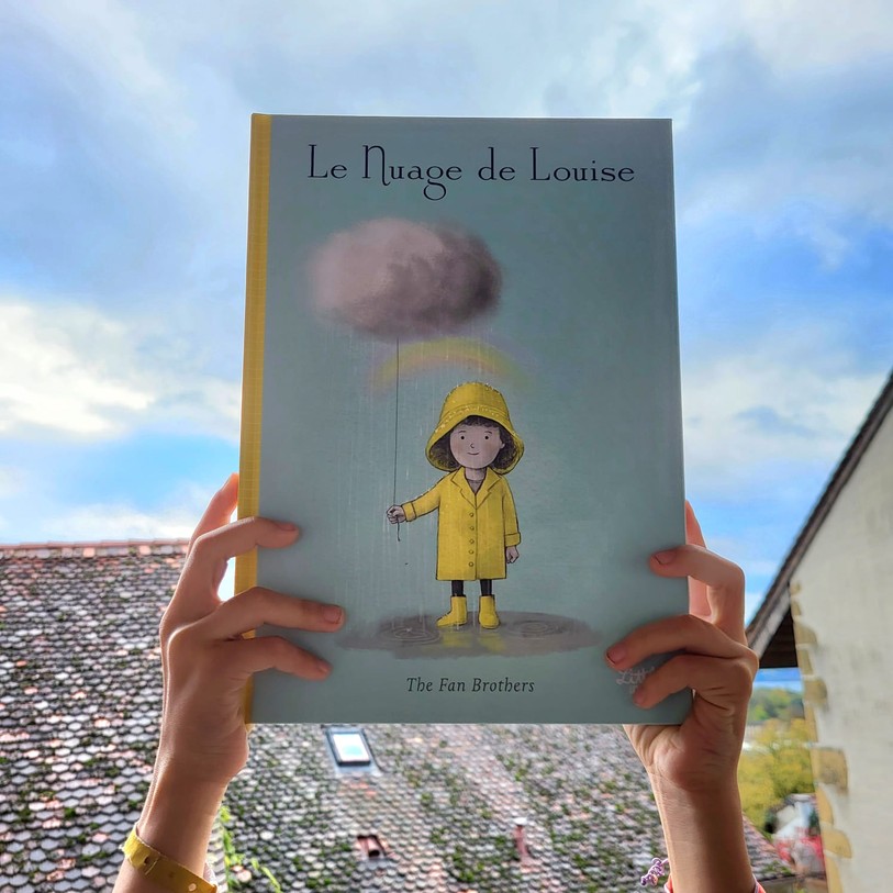 Ce samedi-là, au parc, Louise courut droit vers le marchand de nuages. Elle voulait un nuage ordinaire qu'elle s'empressa de ramener à la maison et d'appeler Milo. Chaque jour, elle prenait soin de lui. Mais Milo grossissait, grossissait...