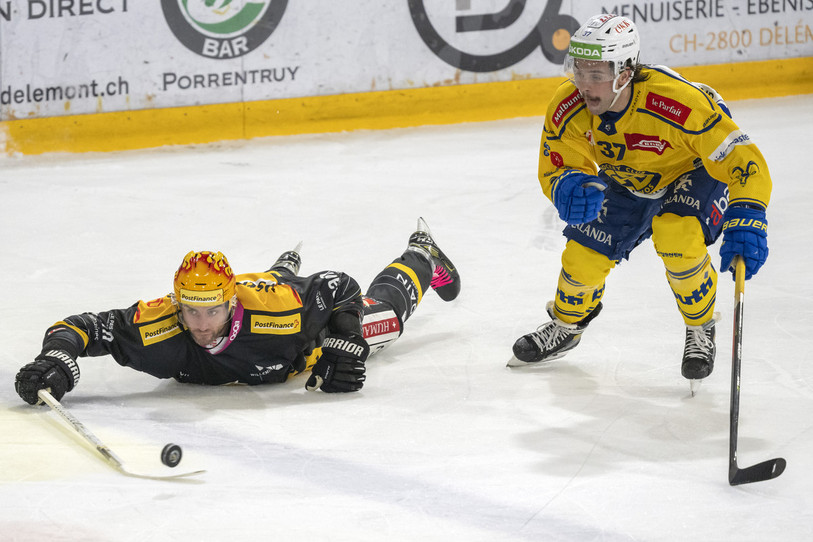 Topscorer en l'absence de Philip-Michaël Devos, le défenseur TJ Brennan n'a pas pu éviter la chute du HC Ajoie face à Davos samedi soir à Porrentruy (photo : KEYSTONE/Georgios Kefalas).