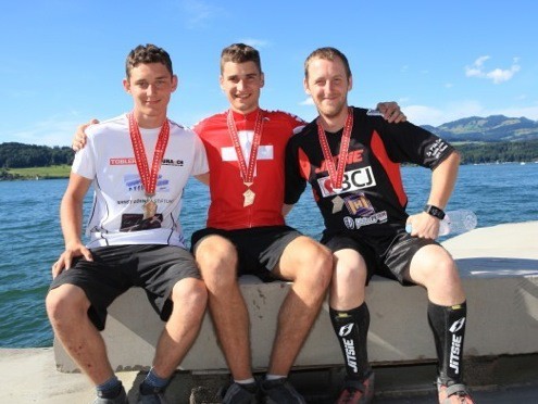 Johan Buchwalder (à gauche) et Loris Braun entourent le double champion de Suisse Lucien Leiser