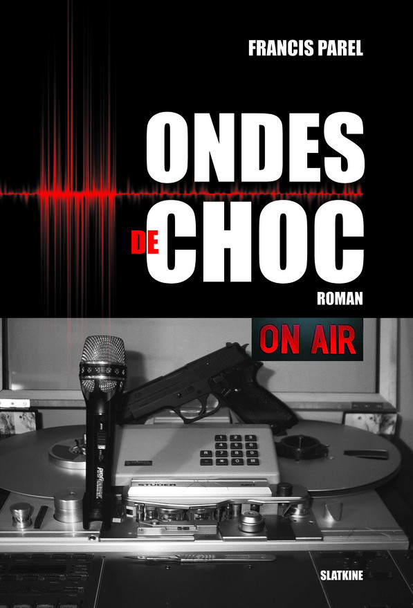 couverture du livre Ondes de Choc, avec un vieil enregistreur à bandes, un micro et un revolver
