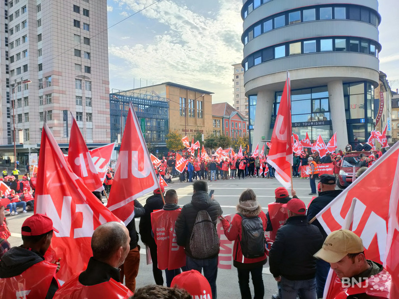 Ils étaient environ 500 à se retrouver au centre-ville de La Chaux-de-Fonds lundi.