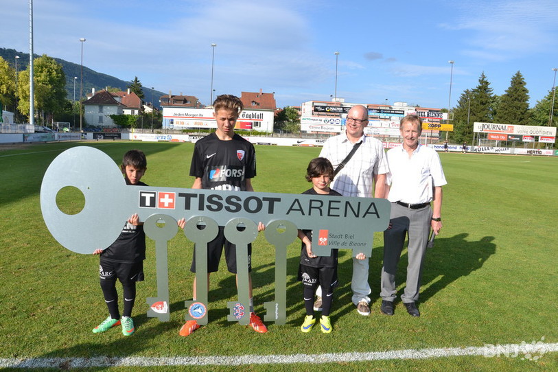 Toni Sanktjohanser, le président du conseil d’administration du club,(à droite) a remis symboliquement les clés du stade au délégué au sport de la ville de Bienne, Etienne Dagon (deuxième de droite à gauche).