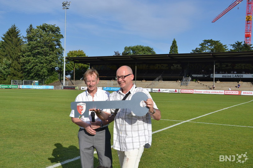 Toni Sanktjohanser (à gauche), le président du conseil d’administration du club, a remis symboliquement les clés du stade au délégué au sport de la ville de Bienne, Etienne Dagon.