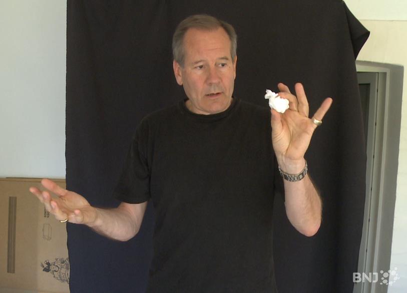 Daniel Juillerat dans son numéro de manipulation.