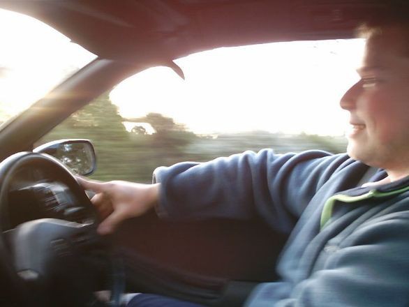 Jeune conducteur au volant