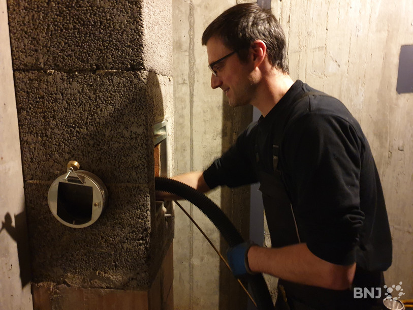 Aujourd’hui il est rare que le ramoneur travaille depuis le toit. Une ouverture dans le conduit de cheminée permet de nettoyer celui-ci depuis l’intérieur.