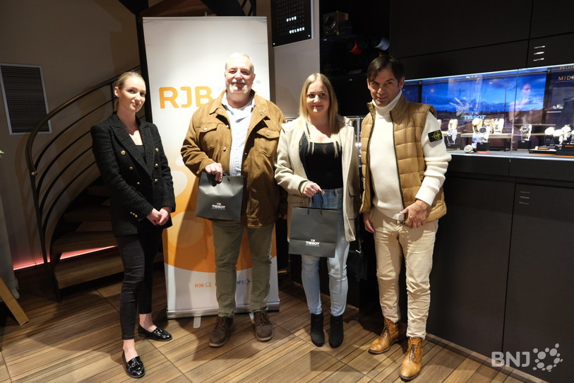 Se trouvent sur la photo : Olivia (Bijouterie Jacques Tissot SA), Laurent (gagnant), Vanessa (gagnant) et Alfio (Bijouterie Jacques Tissot SA). 