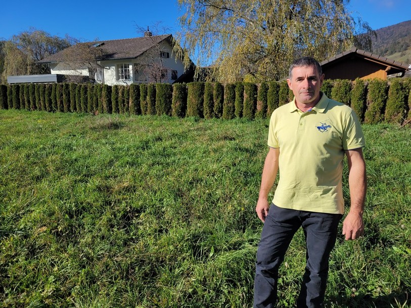 Claude-Alain Wüthrich, maire de Sonceboz-Sombeval, devant le terrain qui doit normalement accueillir la Maison de l'enfance.