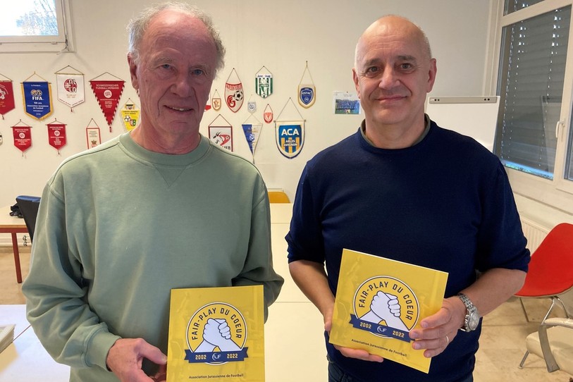 Le président de la commission du fair-play de l'AJF Pierre-Alain Eschmann (à gauche) et le président de l'AJF Jacky Borruat présentent la plaquette éditée pour marquer les 20 ans du Fair-Play du Cœur.