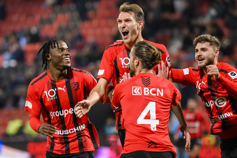 Le défenseur de Neuchâtel Xamax Nikki Havenaar (au centre) peut laisser exploser sa joie. Son but permet à la lanterne rouge de s'offrir le scalp du leader du classement de Challenge League (photo : KEYSTONE/Jean-Christophe Bott).