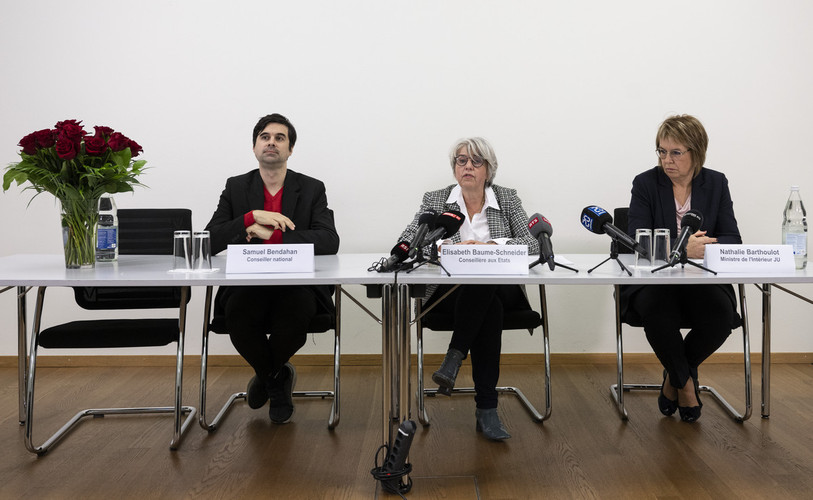 Elisabeth Baume-Schneider était entourée par le conseiller national PS vaudois Samuel Bendahan et par la ministre jurassienne Nathalie Barthoulot lors de l'annonce de sa candidature au Conseil fédéral (photo: KEYSTONE/Peter Schneider).