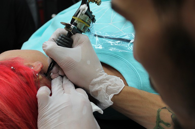 En pleine séance de tatouage...