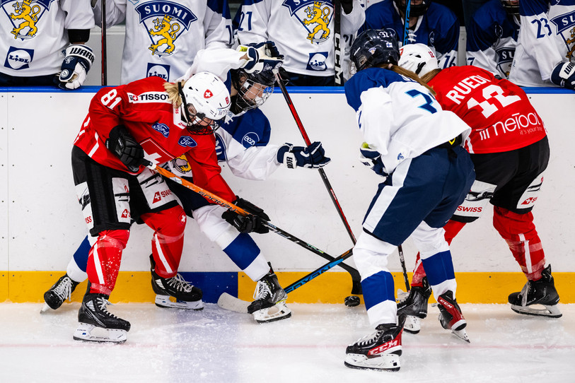 Jade Surdez a porté le maillot numéro 81 avec la Suisse (ici face à la Finlande) dans ce tournoi des 5 Nations (photo : Riku Laukkanen/Finnish Ice Hockey Association).