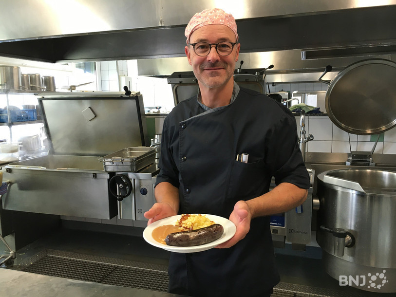 Fabien Mascaro, chef cuisinier sur le site de Porrentruy, est fier de servir le menu de St-Martin à l'Hôpital du Jura.