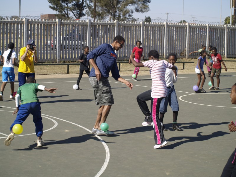 Thabo Sefolosha jouant au foot avec des enfants des townships