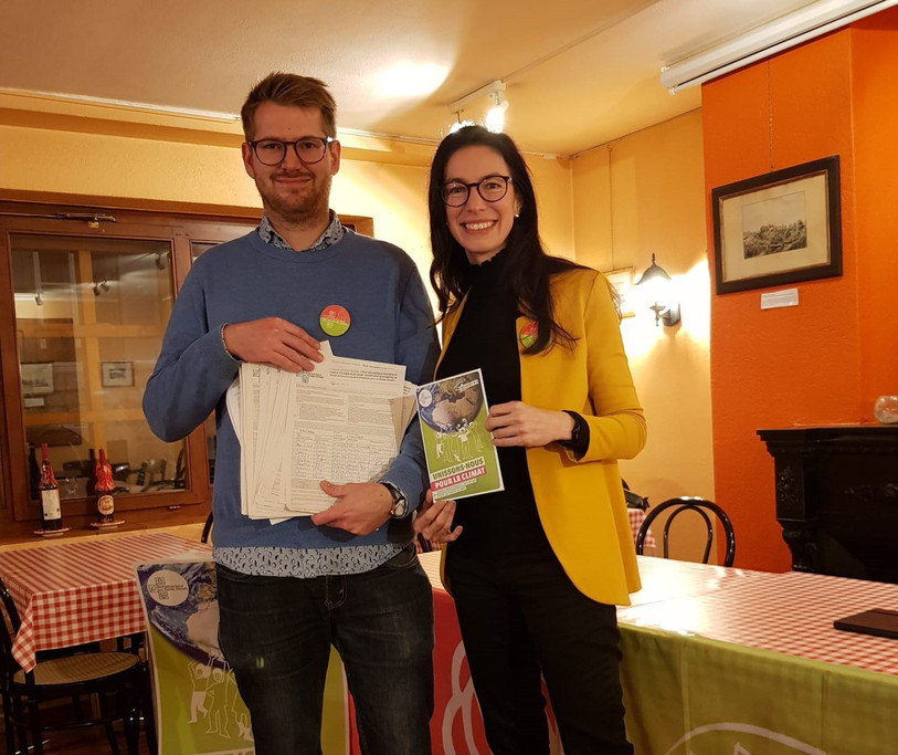 Le socialiste et conseiller national Baptiste Hurni et la conseillère aux Etats verte Céline Vara ont pris part à la récolte de signatures samedi. (Photo: Parti socialiste)
