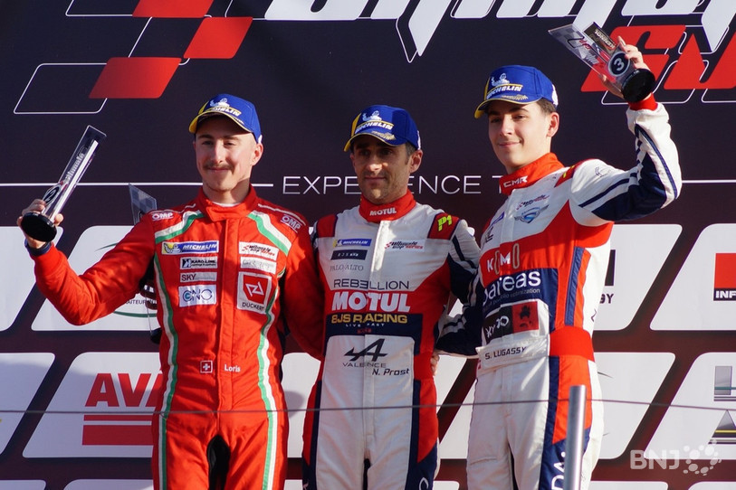 A gauche sur le podium, Loris Kyburz. (Photo: Service de presse Loris Kyburz)