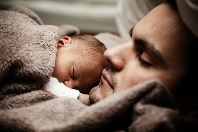 Papa avec son bébé endormi dans les bras