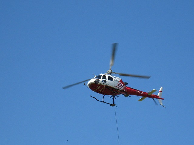 Un hélicoptère s'est rendu sur les lieux de l'accident.