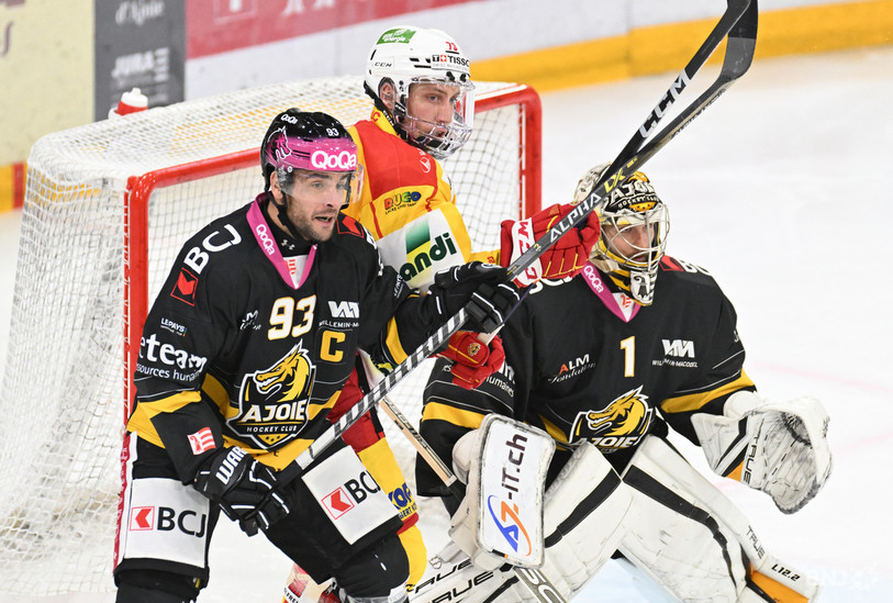 Jordane Hauert (à gauche) disputera vendredi son 1000e match officiel avec le HC Ajoie (photo : Georges Henz).