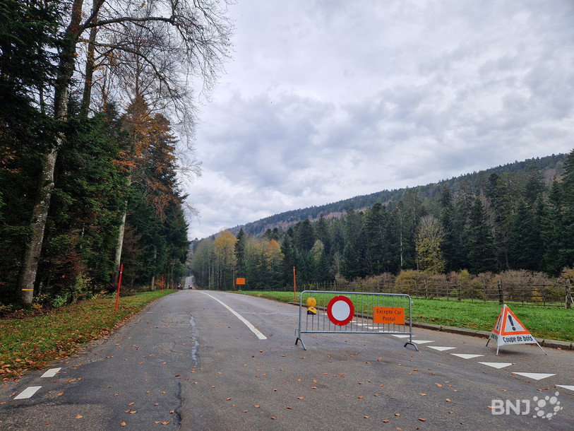 La route est fermée depuis Montmollin, les travaux doivent se dérouler au nord du tronçon, jusqu'aux Grattes.