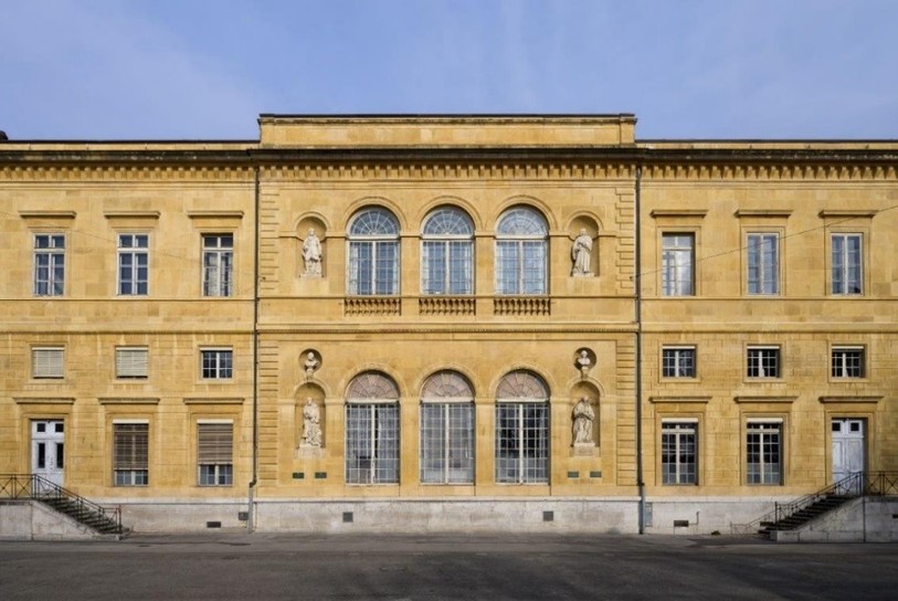 La façade Sud du Collège latin qui sera dotée d’une rampe d’accès et d’une terrasse. (Photo : Patrice Schreyer)