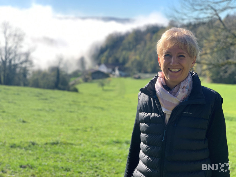 Sabine Lachat se trouve devant l'une des deux anciennes douanes de Roche-d'Or, entre Suisse et France.